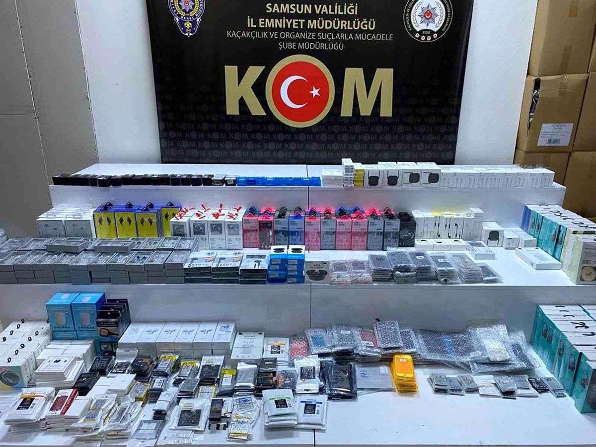 Samsun\'da 925 kaçak telefon aksesuarına el konuldu