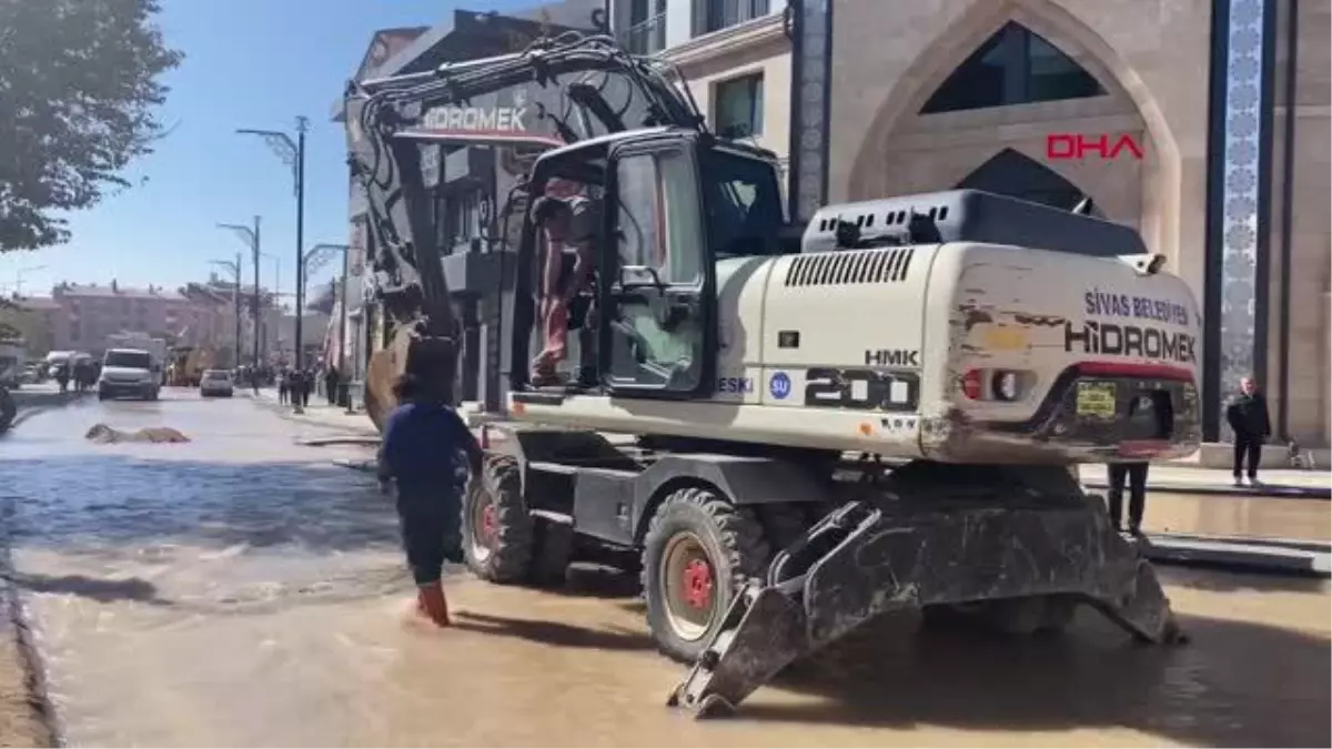 SİVAS\'TA VANA ARIZASI; SU BASAN CADDEDEN GEÇENLER ZOR ANLAR YAŞADI