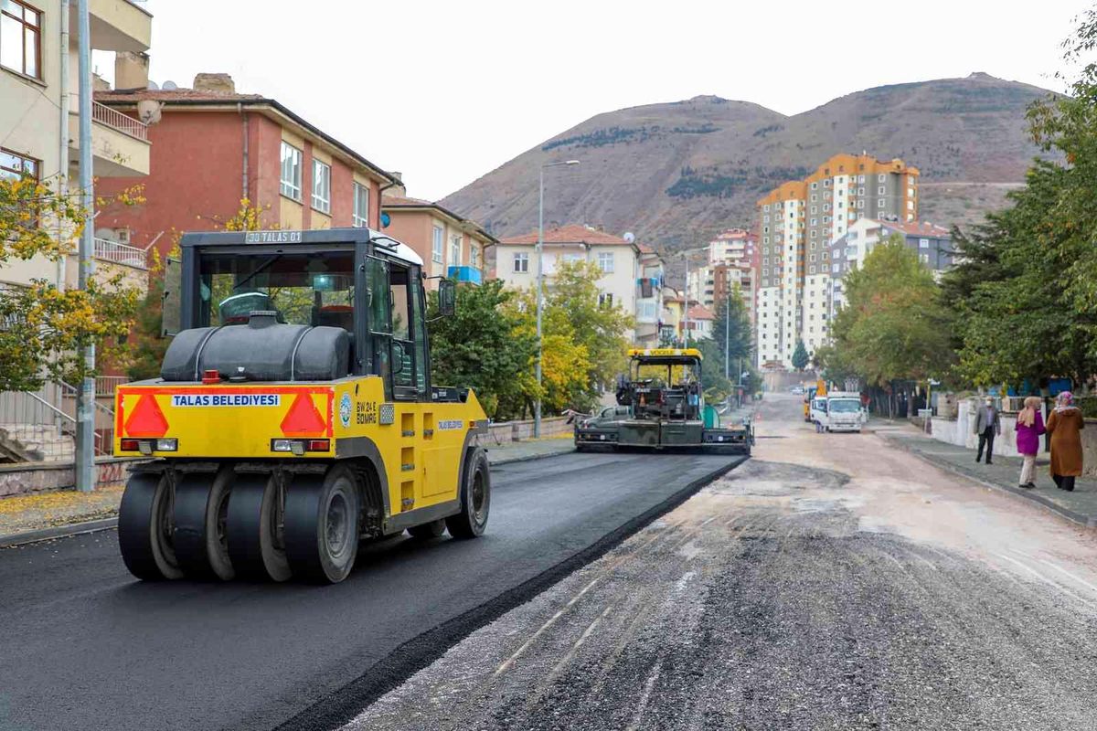 Talas Rüzgarlı caddesinde komple bakım yapılıyor