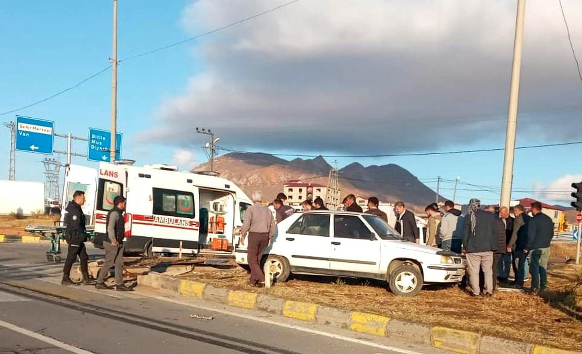 Tatvan\'da trafik kazası; 1 yaralı