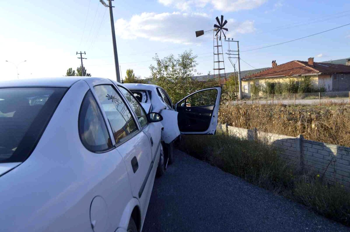 Tavşanlı\'da trafik kazası: 2 yaralı