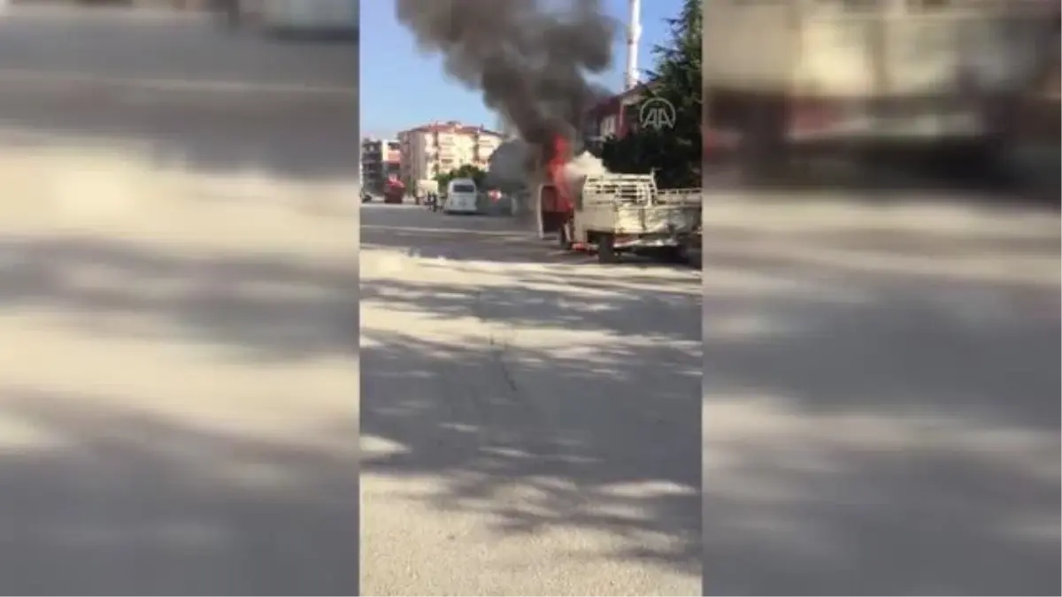 Son dakika haber | Turhal\'da park halindeki kamyonette çıkan yangın hasara yol açtı