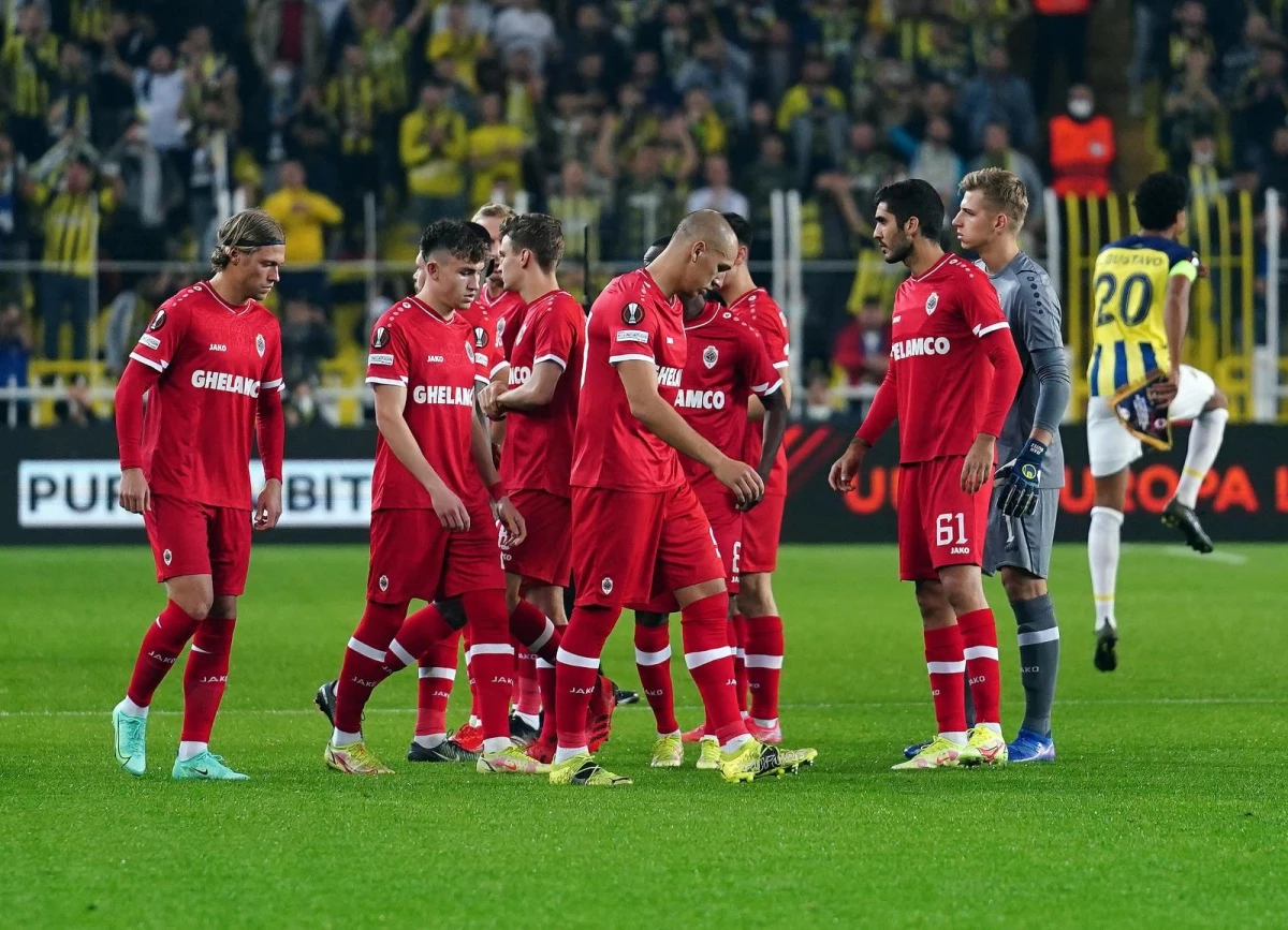 Fenerbahçe, UEFA Avrupa Ligi D Grubu 3. hafta maçında Belçika ekibi Royal Antwerp ile 2-2 berabere kaldı.