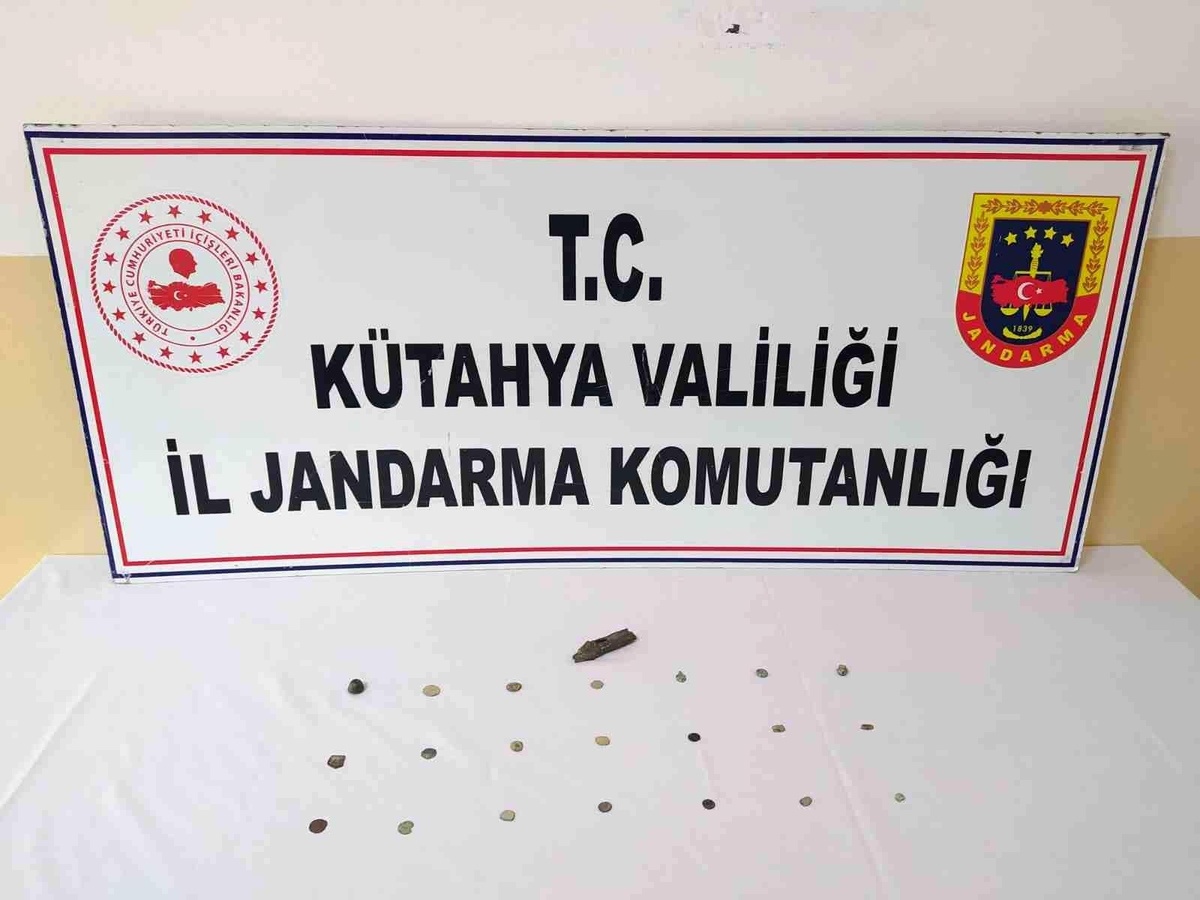 21 tarihi sikkeyi jandarmaya 650 TL\'ye satarken yakalandılar