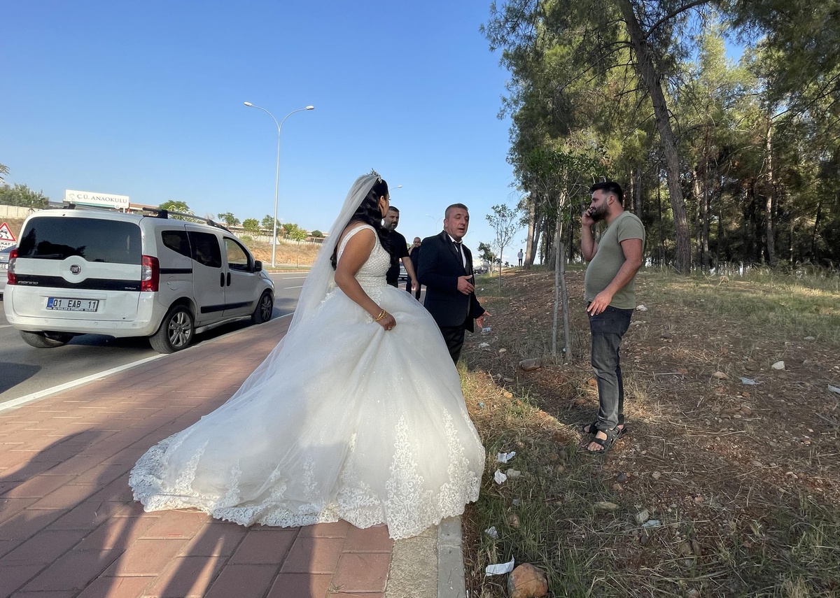 Adana\'da düğün öncesi fotoğraf çekimi yaptıran çiftin araçtaki altınları çalındı