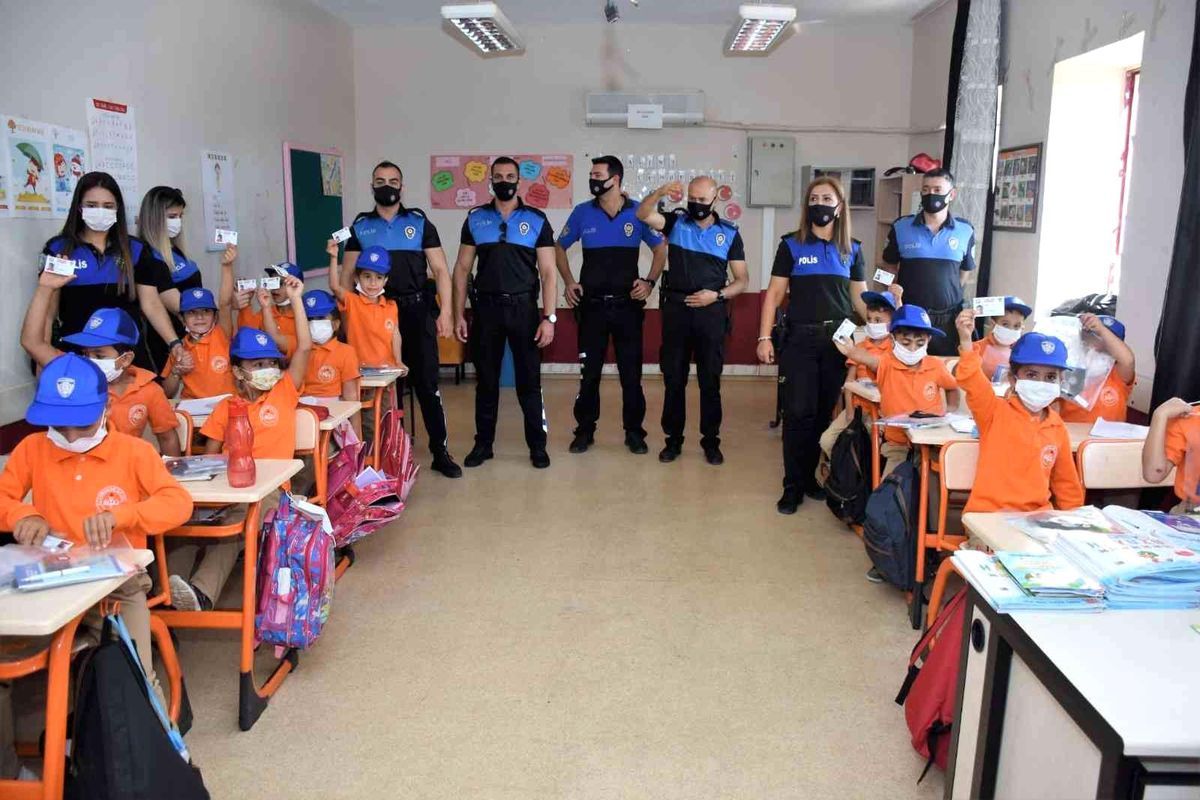 Son dakika haberleri | Adana\'da polisler, çocuklara polisliği tanıttı