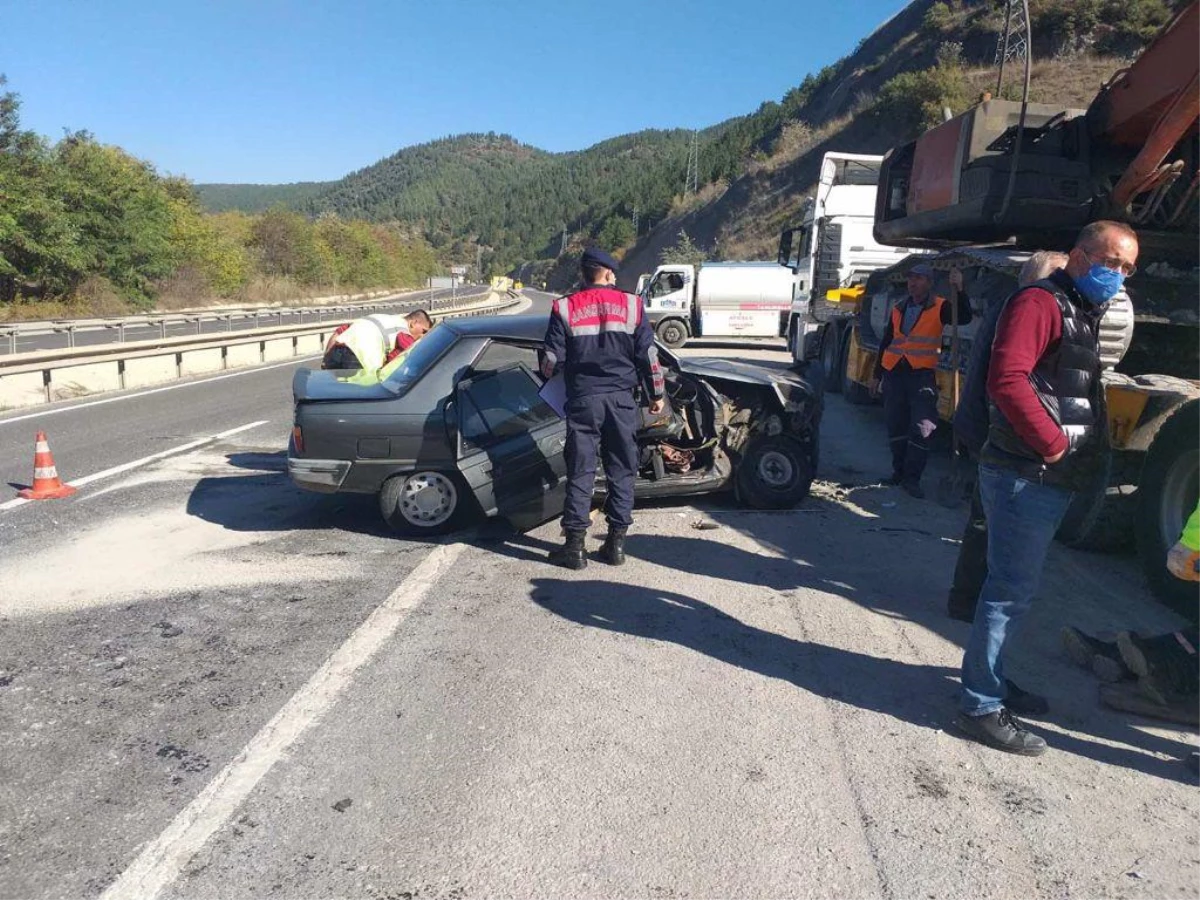 Bilecik\'te otomobilin park halindeki tıra çarpması sonucu 3 kişi yaralandı