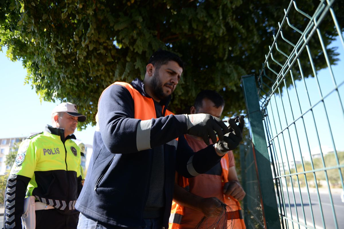 Bingöl\'de açılan orta refüjdeki çitler kapatılıyor