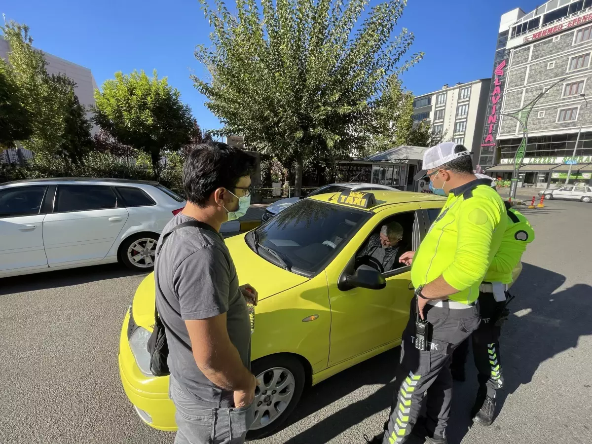 Bingöl\'de sivil trafik polisleri taksi ve otobüslerdeki kural ihlallerini anında belirliyor