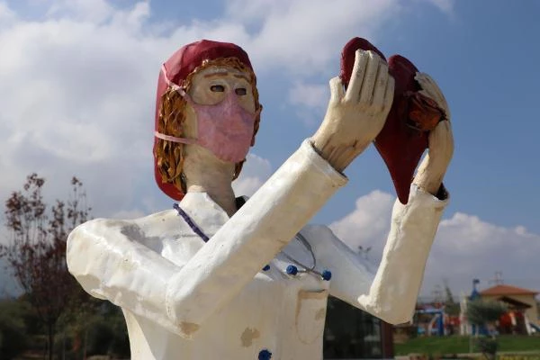 Belediye kabilinden yaptırılan sağlıkçı heykelleri kenti karıştırdı: Çocuklarımız görüp korkabilir