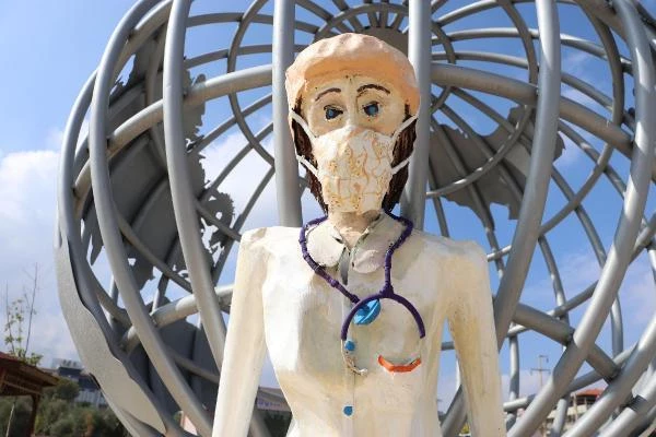 Belediye kabilinden yaptırılan sağlıkçı heykelleri kenti karıştırdı: Çocuklarımız görüp korkabilir