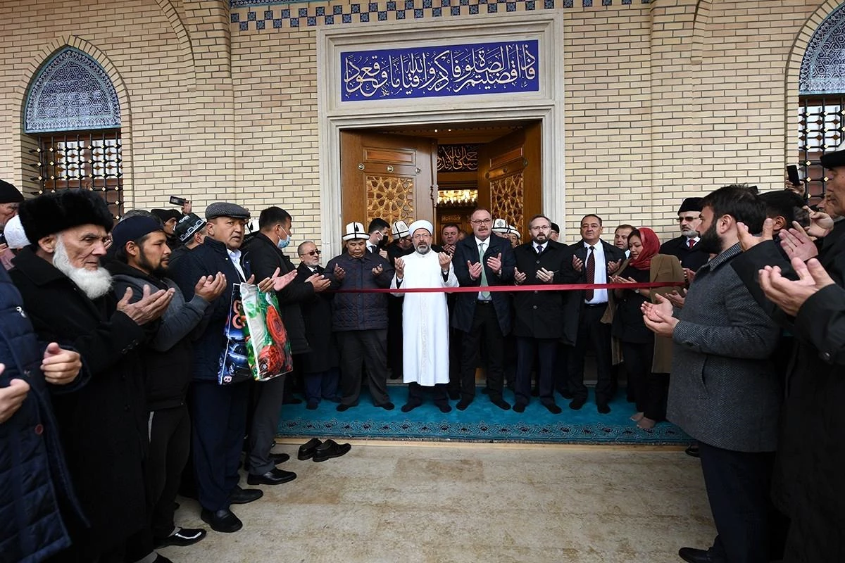 Diyanet İşleri Başkanı Erbaş, Kırgızistan\'da açılışını yaptığı camide ilk cuma namazını kıldırdı