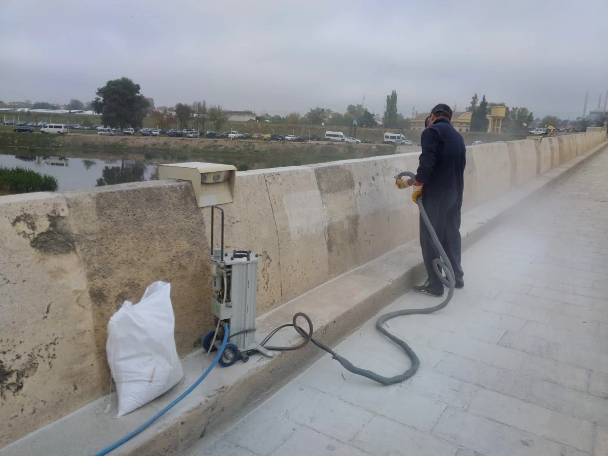 Edirne\'de Tarihi Tunca Köprüsü\'ne sprey boya ile zarar verildi