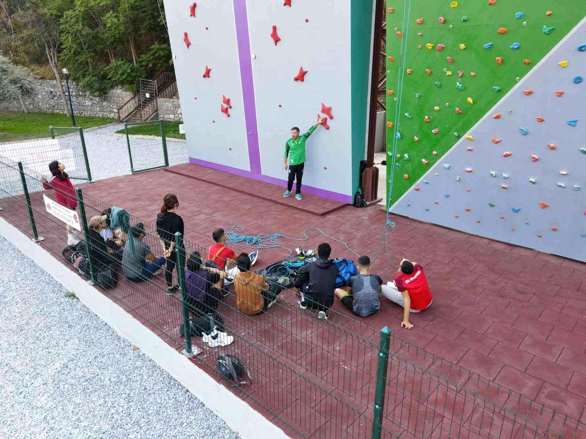 Efeler Belediyesi\'nin tırmanma duvarı BESYO öğrencilerini ağırladı