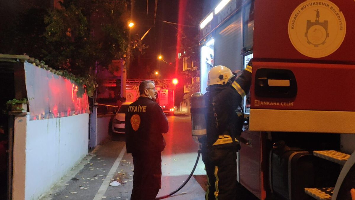 Son dakika haber: Gebze\'de çatı yangını söndürüldü