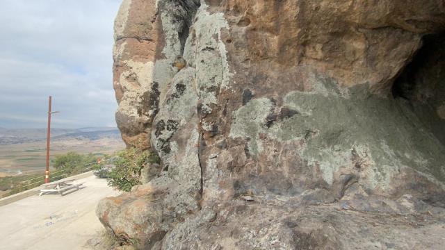 Kaş yapalım derken göz çıkardılar! Tarihi mağaranın duvarlarındaki yazıları silmek yerine sıvayla kapattılar