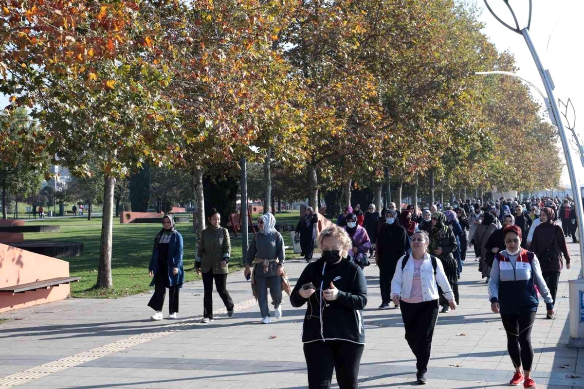 \'Hareket Et Sağlıklı Ol\' sloganıyla kadınlar ön sırada yürüyor