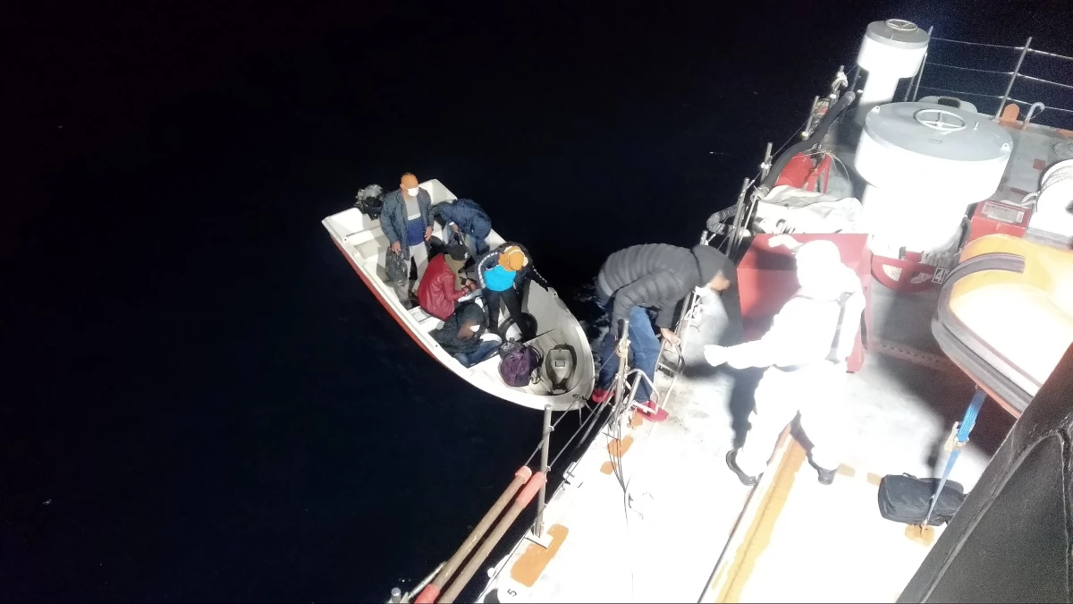 İzmir açıklarında Türk kara sularına geri itilen 38 düzensiz göçmen kurtarıldı