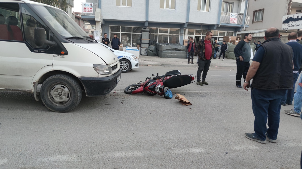 Kamyonet ile çarpışan motosikletin sürücüsü yaralandı