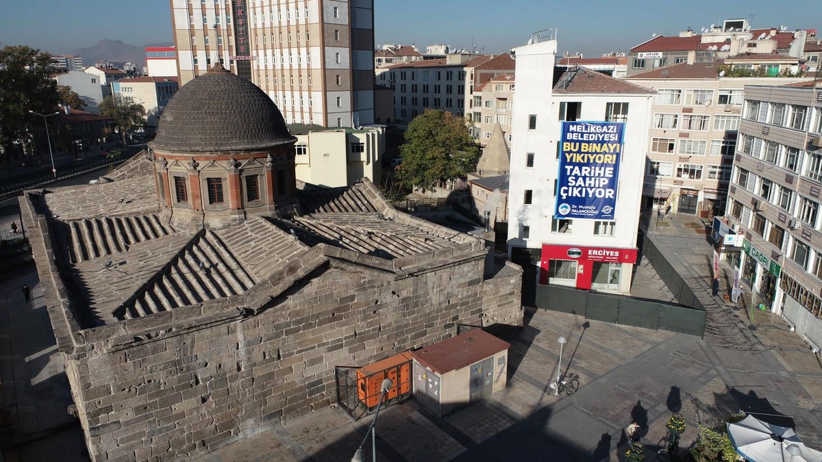 Kayseri\'de tarihi siluete aykırı bina yıkılacak