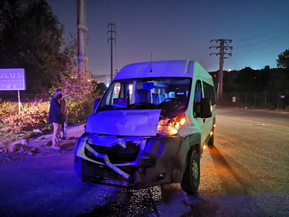 Kocaeli\'de kargo kamyonuyla işçi servisinin çarpıştığı kazada 5 kişi yaralandı