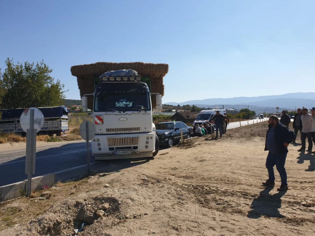 Manisa\'da kamyona çarpan otomobildeki 5 kişi yaralandı