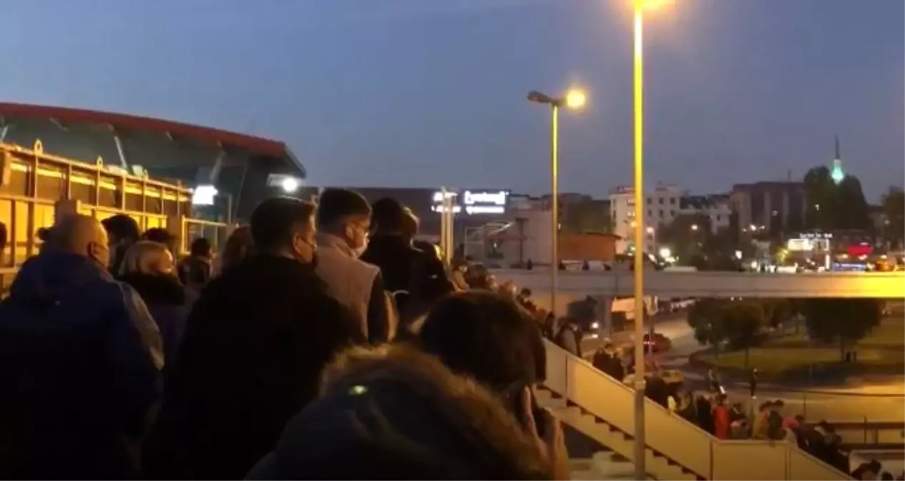 Metrobüs köprüsünde korkutan kalabalık