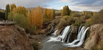 Muradiye Şelalesi'nde sonbahar güzelliği