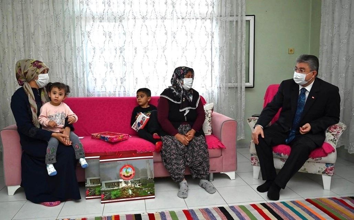 Osmaniye Valisi konuk olduğu ailelerin sorunlarına ortak oluyor