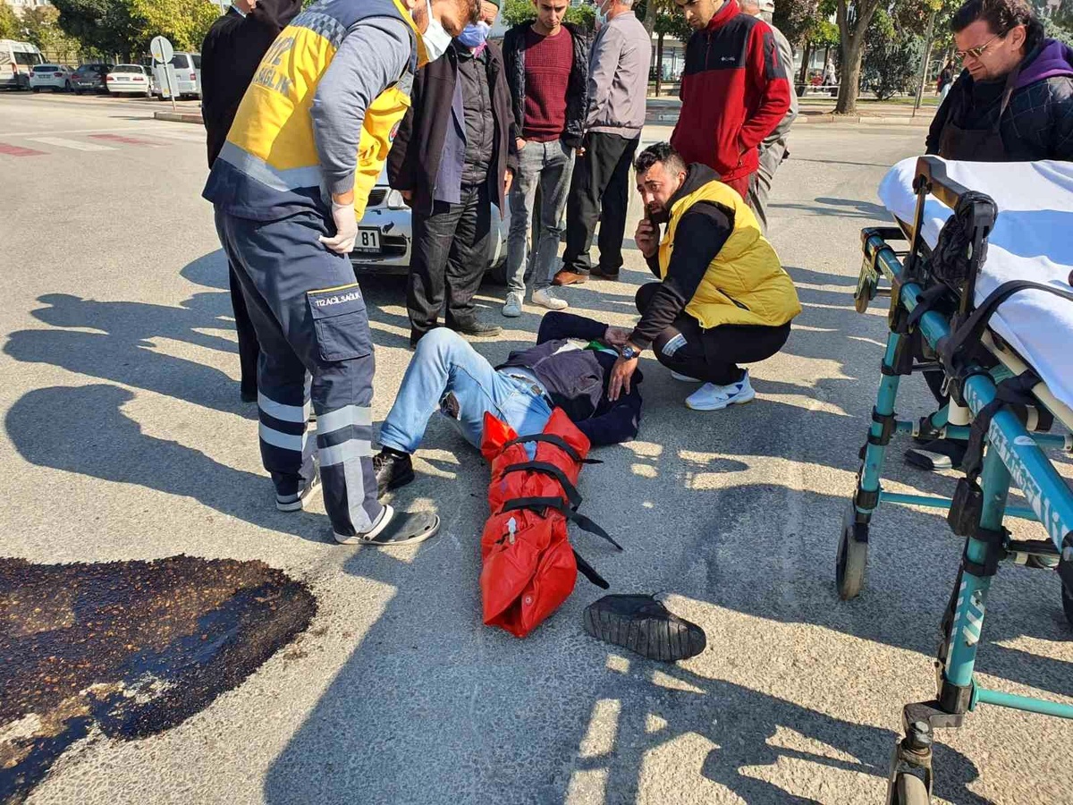 Otomobil ile çarpışan motosikletin sürücüsü yaralandı