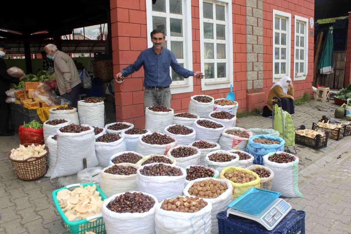 Pazarda kestane ve mantar bolluğu