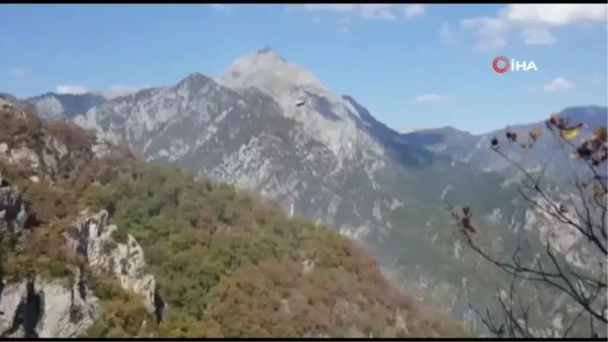 Sarp arazide çıkan orman yangınını söndürme çalışmaları sürüyor