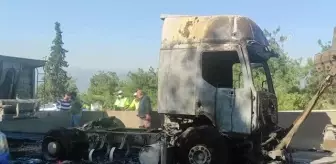 Seyir halindeki tıra arkadan çarpan tır yandı