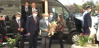 Sivas'ta Binali Yıldırım'a 'Bir dost bir post yeter bana' yazılı koyun postu hediye edildi