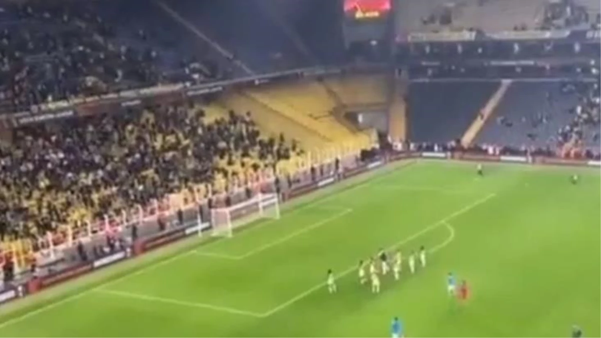 Fenerbahçeli futbolcular umduklarını bulamadı! Alkış beklerken, taraftarın ıslık tepkisiyle kahroldular