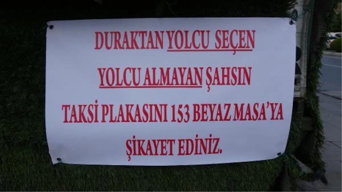 SULTANGAZİ\'DE TAKSİ DURAĞINDA PANKARTLI UYARI