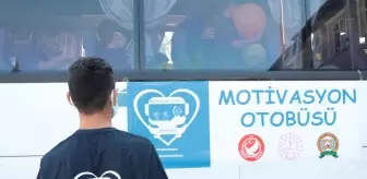 Türk ve Suriyeli öğrenciler motivasyon otobüsünü ziyaret etti