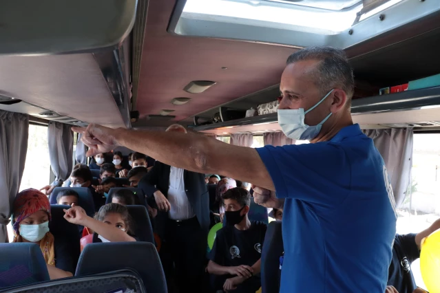 Türk ve Suriyeli öğrenciler motivasyon otobüsünü ziyaret etti