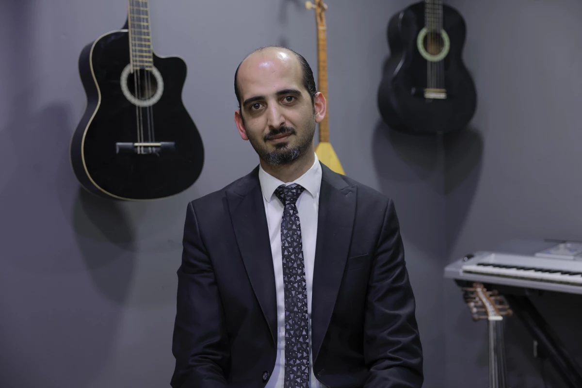 Türkiye\'ye sığınan Suriyeli müzisyen, müziğin diliyle halklar arasındaki engellerin yıkılabileceğine inanıyor