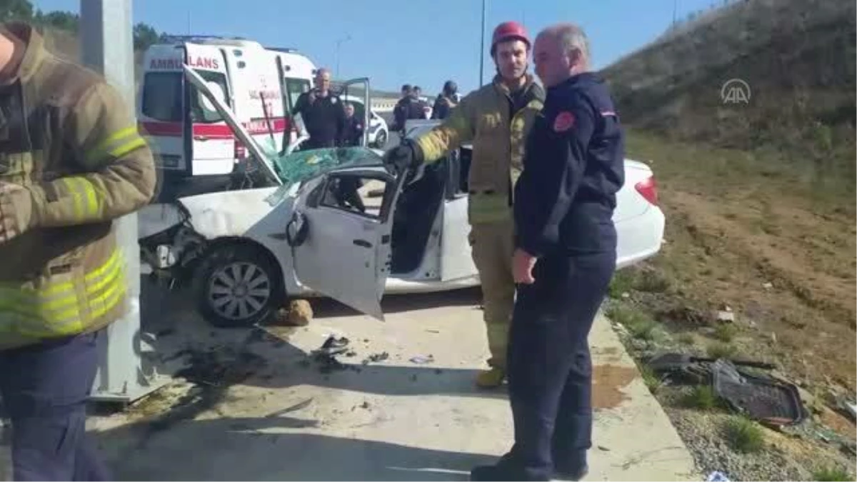 Tuzla\'da virajı alamayarak devrilen otomobildeki 2 kişi yaralandı