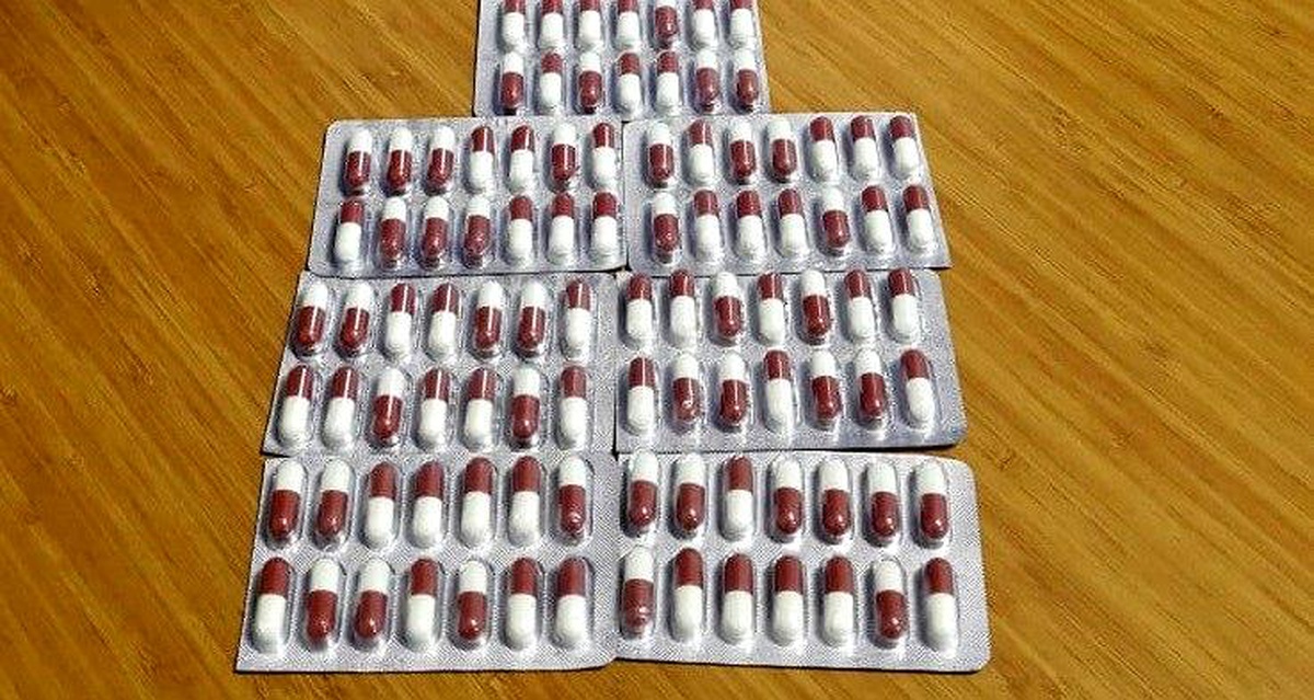 İzmir\'de otomobilde 98 uyuşturucu hap ele geçirildi