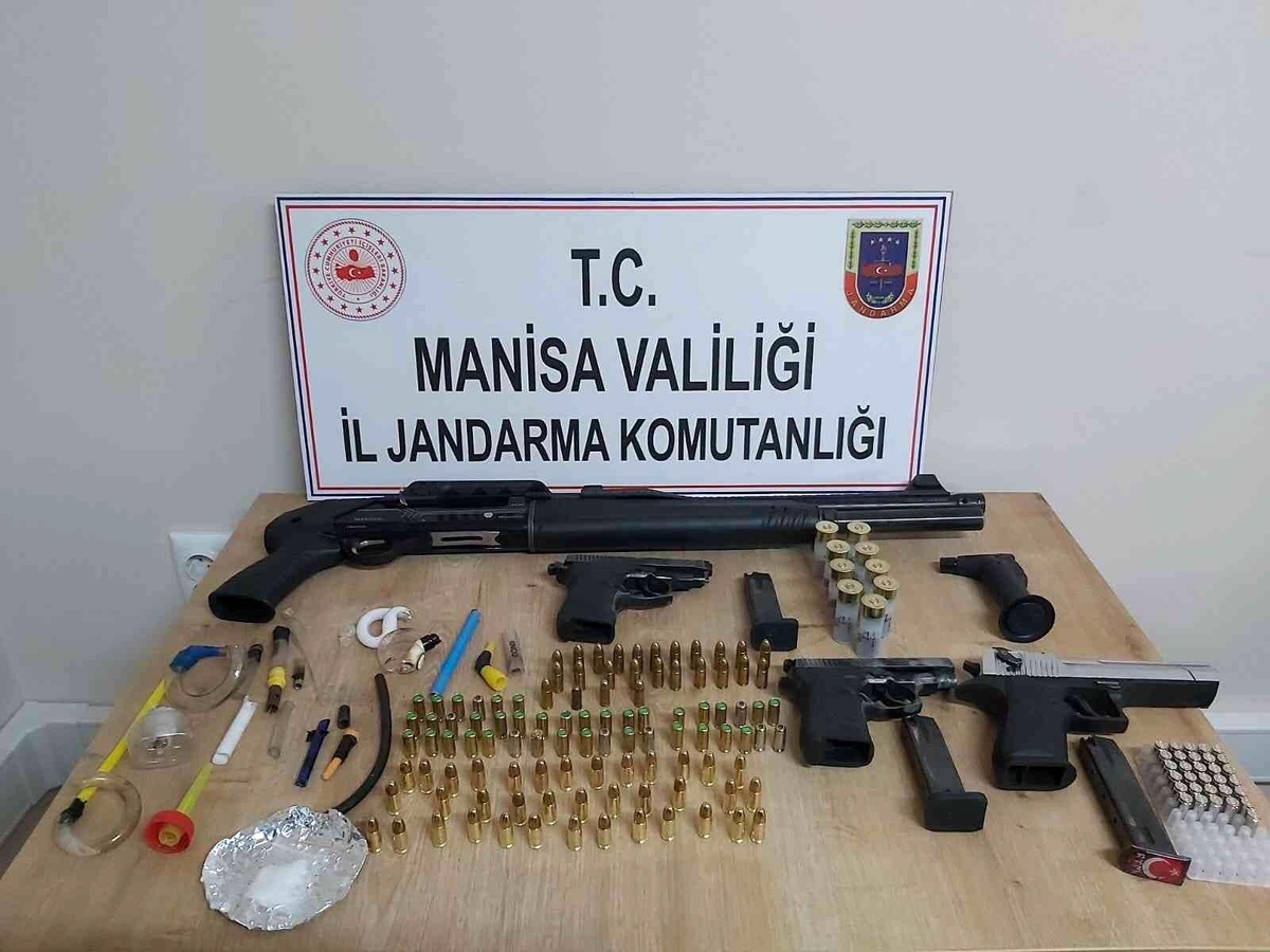 Uyuşturucu ve ruhsatsız silahlarla yakalandılar