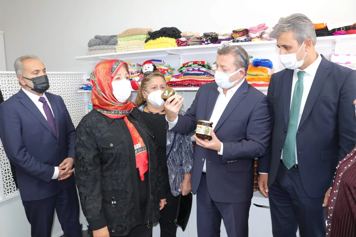 Yozgat Valisi Polat, Üretici Kadınlar Derneği\'ni ziyaret etti