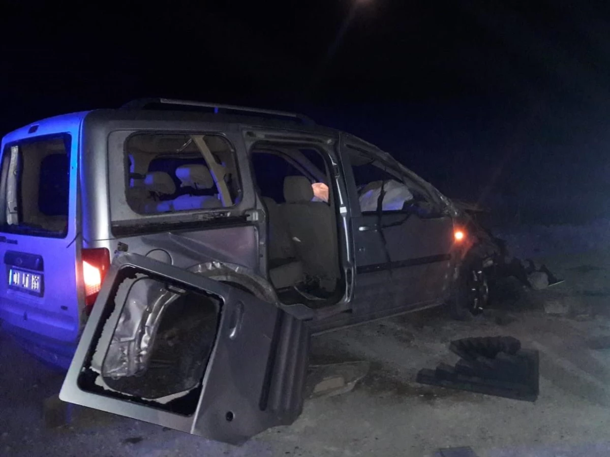 Afyonkarahisar\'da trafik kazasında 1 kişi öldü 2 kişi yaralandı