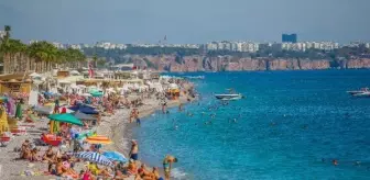 Antalya'da sıcak havayı gören sahile koştu