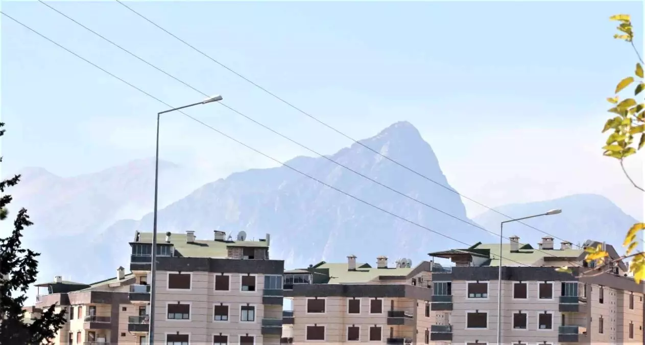 Antalya\'da şehir merkezine yakın dağlık alandaki yanına havadan karadan müdahale ediliyor