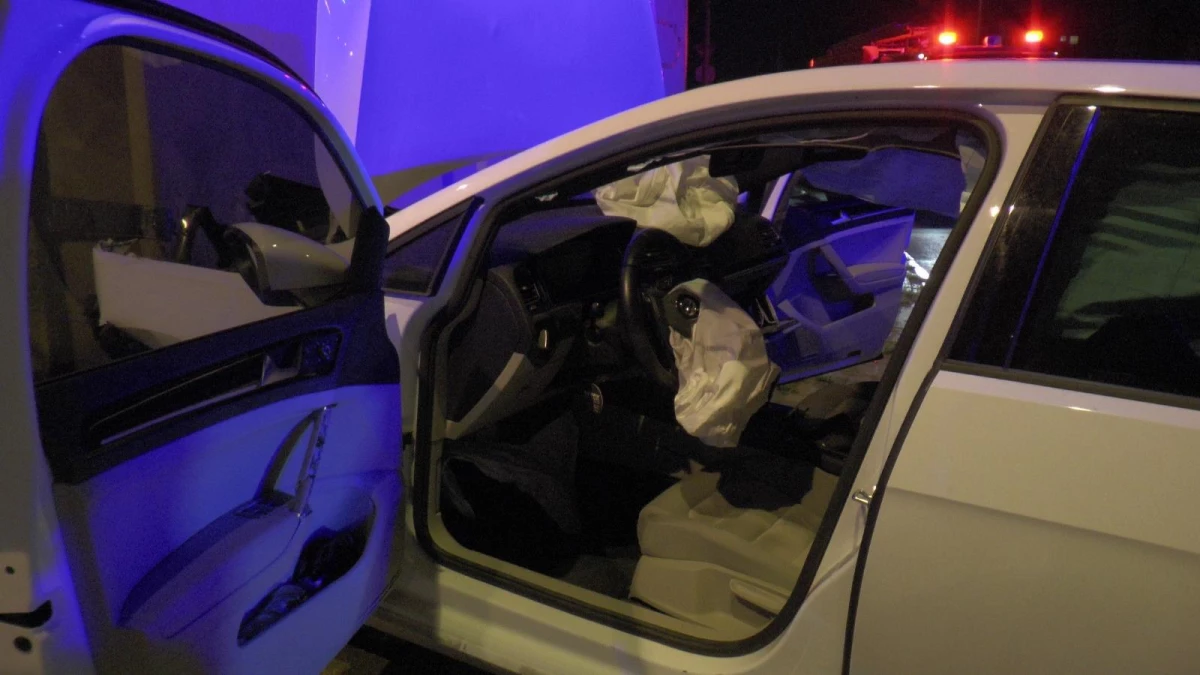 Ataşehir\'de duvara çarpan şoför araçta bayıldı: 1 yaralı