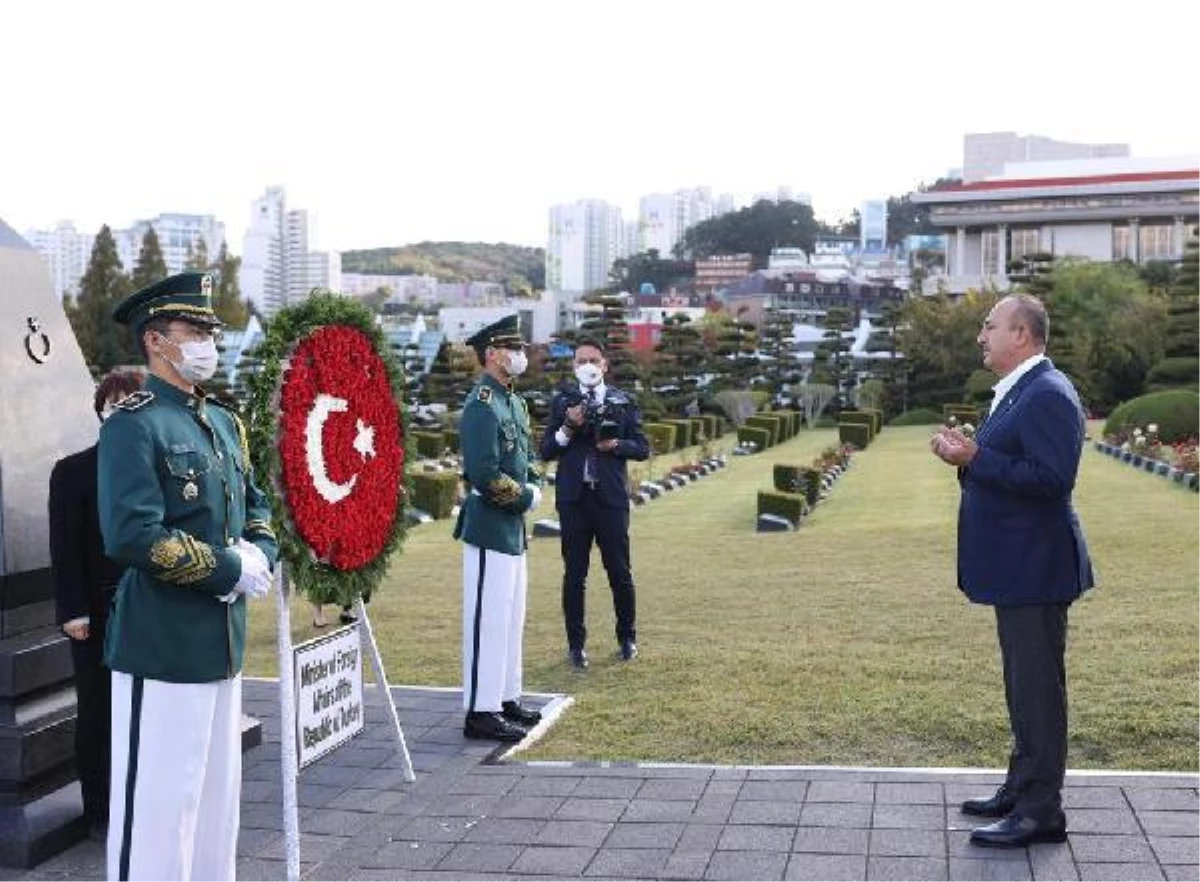 Son dakika haber... Bakan Çavuşoğlu, Güney Kore\'de BM Anıt Mezarlığını ziyaret etti