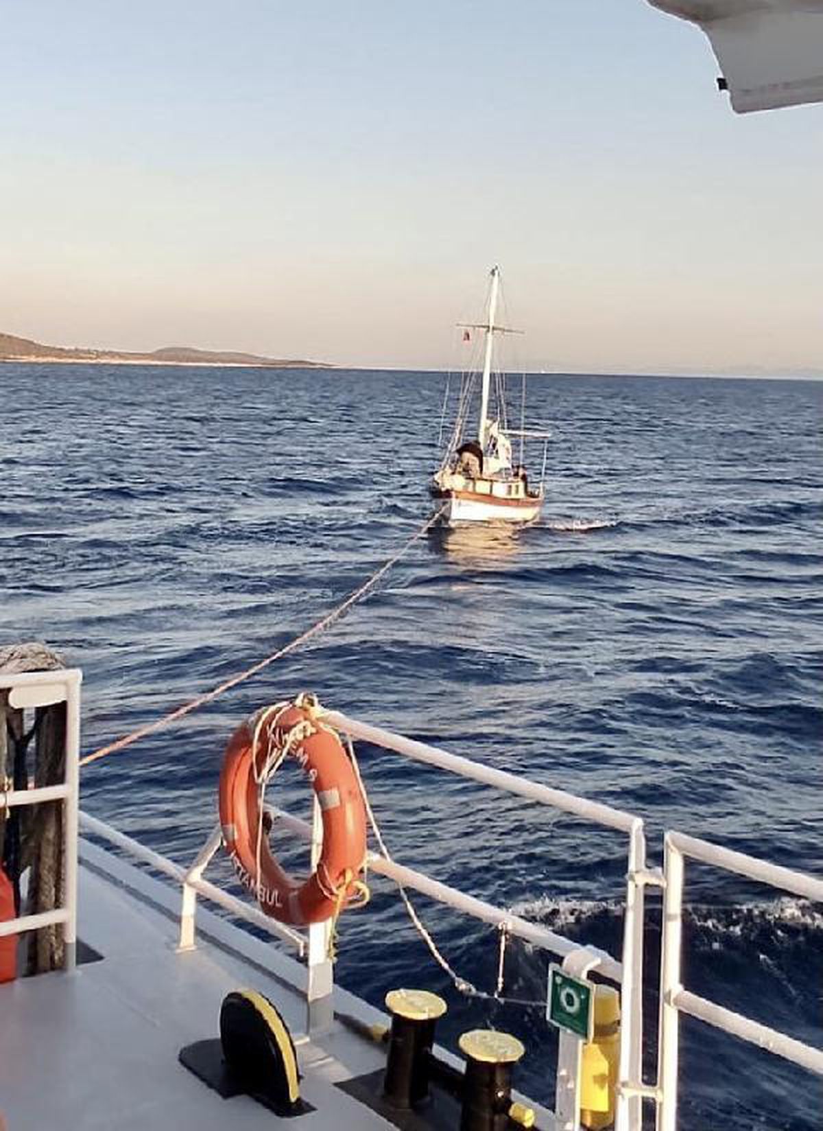 Bodrum açıklarında sürüklenen tekneyi Kıyı Emniyeti kurtardı