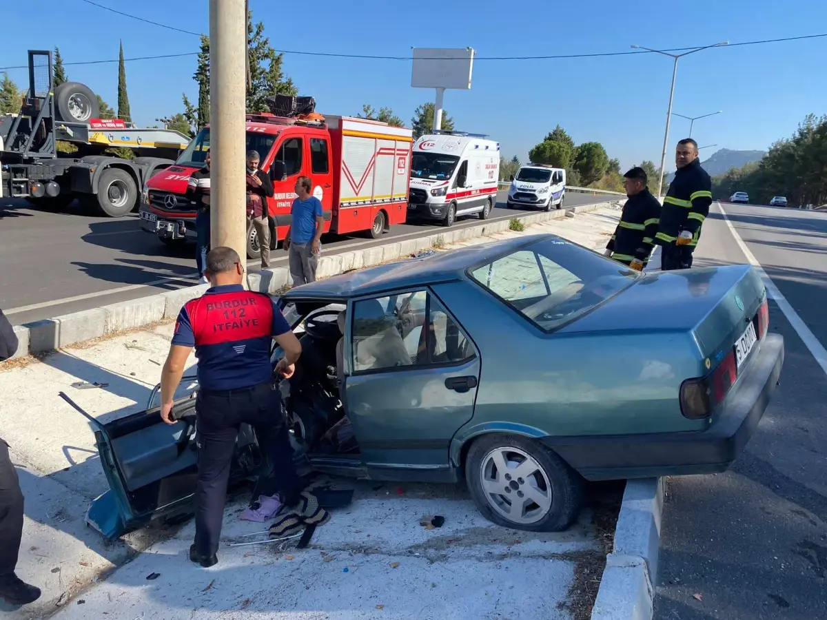 Son dakika haberleri! Burdur\'da aydınlatma direğine çarpan otomobilin sürücüsü öldü